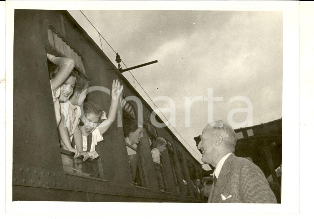 Fotografia d epoca originale 1953 TRIESTE Famiglie inglesi rientrano in patria in treno  La partenza Foto 1