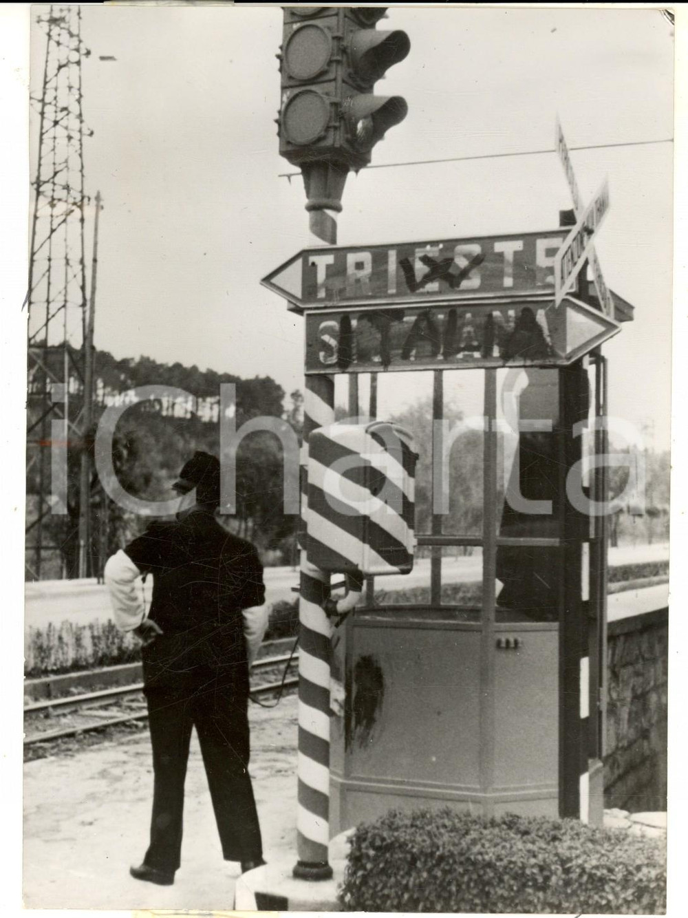 Fotografia d epoca originale 1953 TRIESTE OPICINA Abitanti scrivono W L ITALIA sui cartelli stradali Foto 1