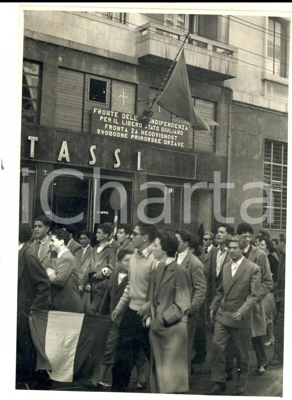 Fotografia d epoca originale Ottobre 1953 TRIESTE Fischi sotto la sede del FRONTE DELL INDIPENDENZA Foto 1