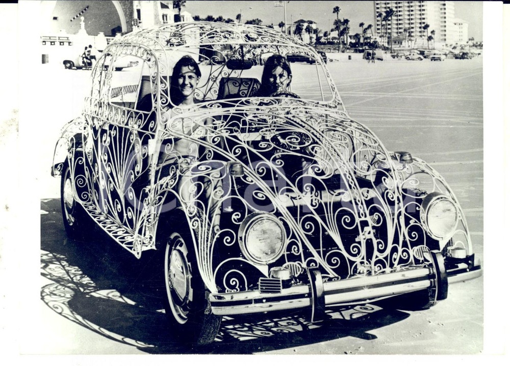 Fotografia d epoca originale 1972 DAYTONA BEACH Due turiste su una VOLSKWAGEN in ferro battuto Foto 18x13 1