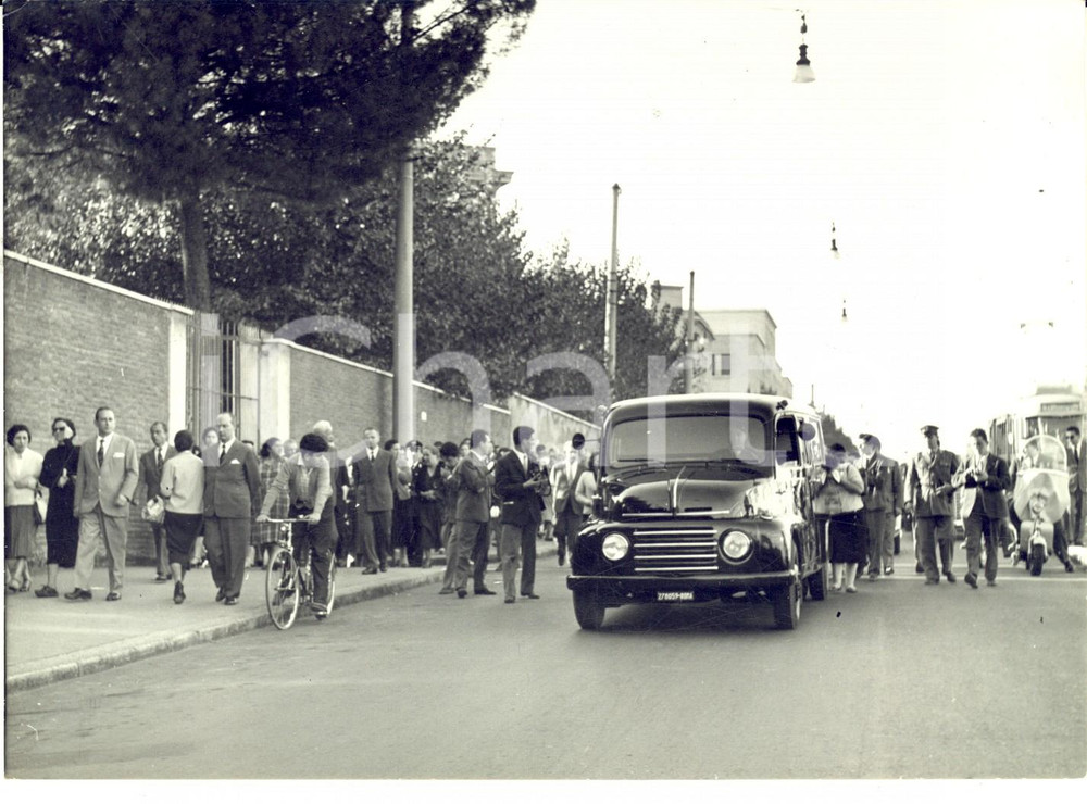 Fotografia d epoca originale 1957 ROMA Funerali della prostituta Pasqua ROTTA assassinata Foto 18x13 cm 1