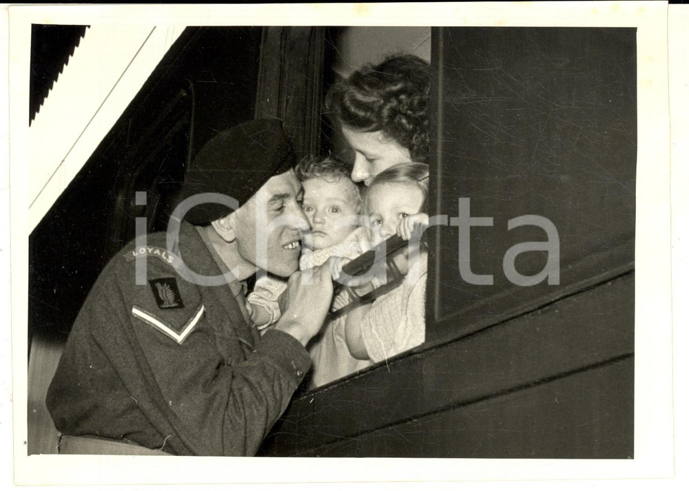 Fotografia d epoca originale 1953 TRIESTE Famiglie inglesi rientrano in patria in treno  Ultimo saluto Foto 1