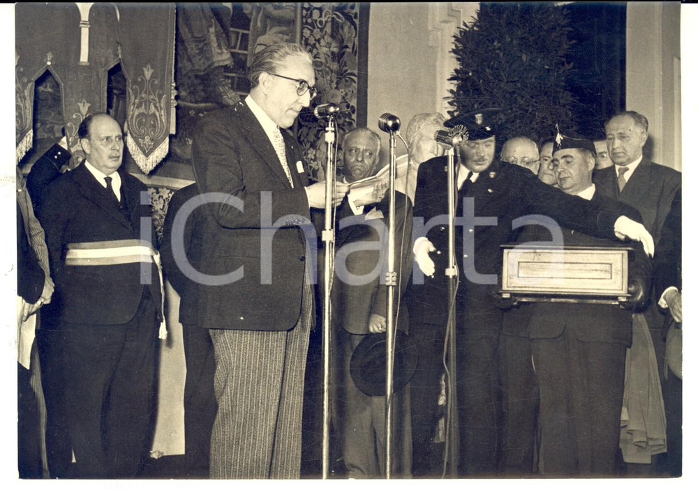 Fotografia d epoca originale 1954 ROMA Sindaco di Trieste Gianni BARTOLI ricevuto in Campidoglio Foto 18x13 1