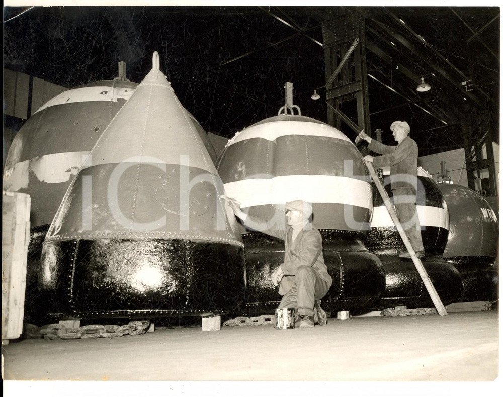 Fotografia d epoca originale 1957 GREAT YARMOUTH  TRINITY HOUSE  Buoys painted during an overhaul Photo 1