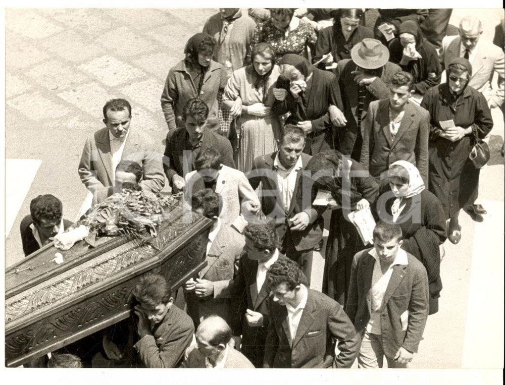 Fotografia d epoca originale 1960 REGGIO EMILIA I funerali degli operai del PCI uccisi dalla polizia  Foto 1