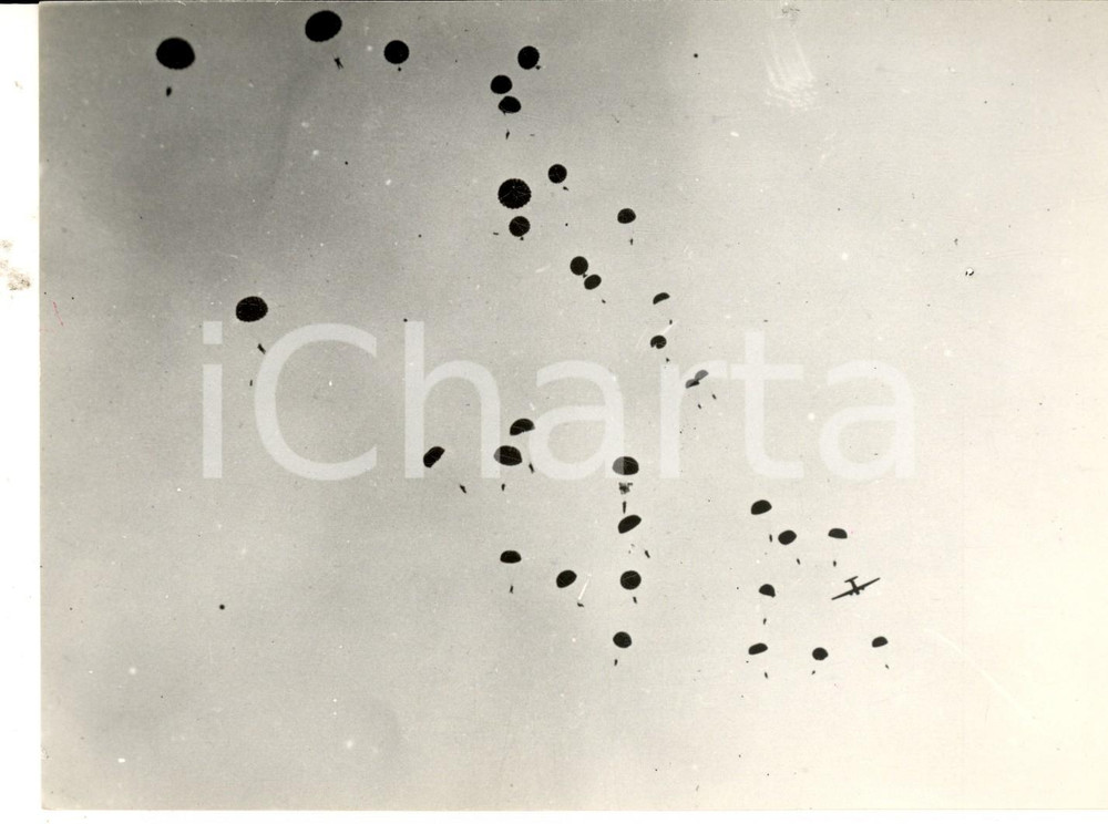 Fotografia d epoca originale 1960 ca TRAPANI Aviolancio di paracadutisti militari nella zona di ERICE Foto 1