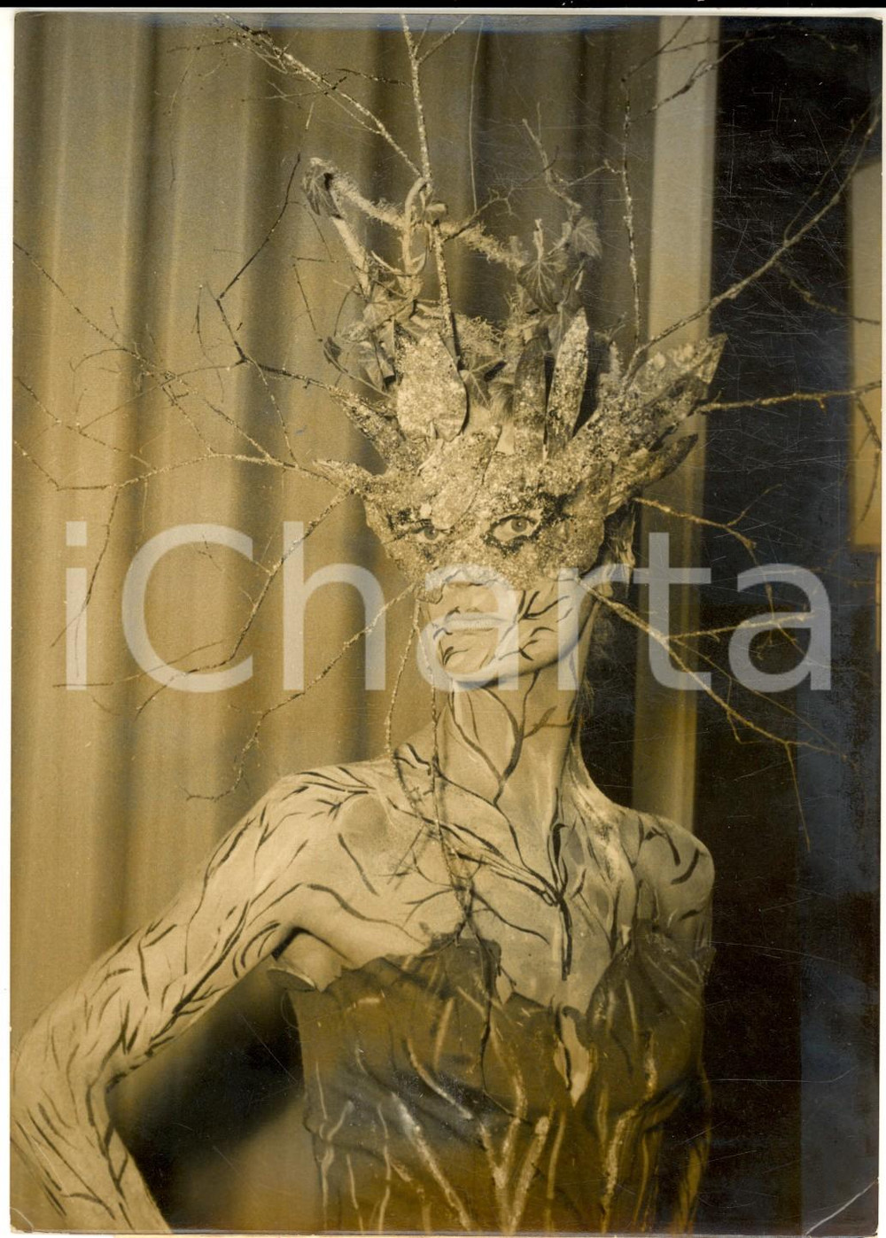 Fotografia d epoca originale 1956 PARIS MARDI GRAS Mannequin DIOR avec un masque fantastique Foto 13x18 cm 1