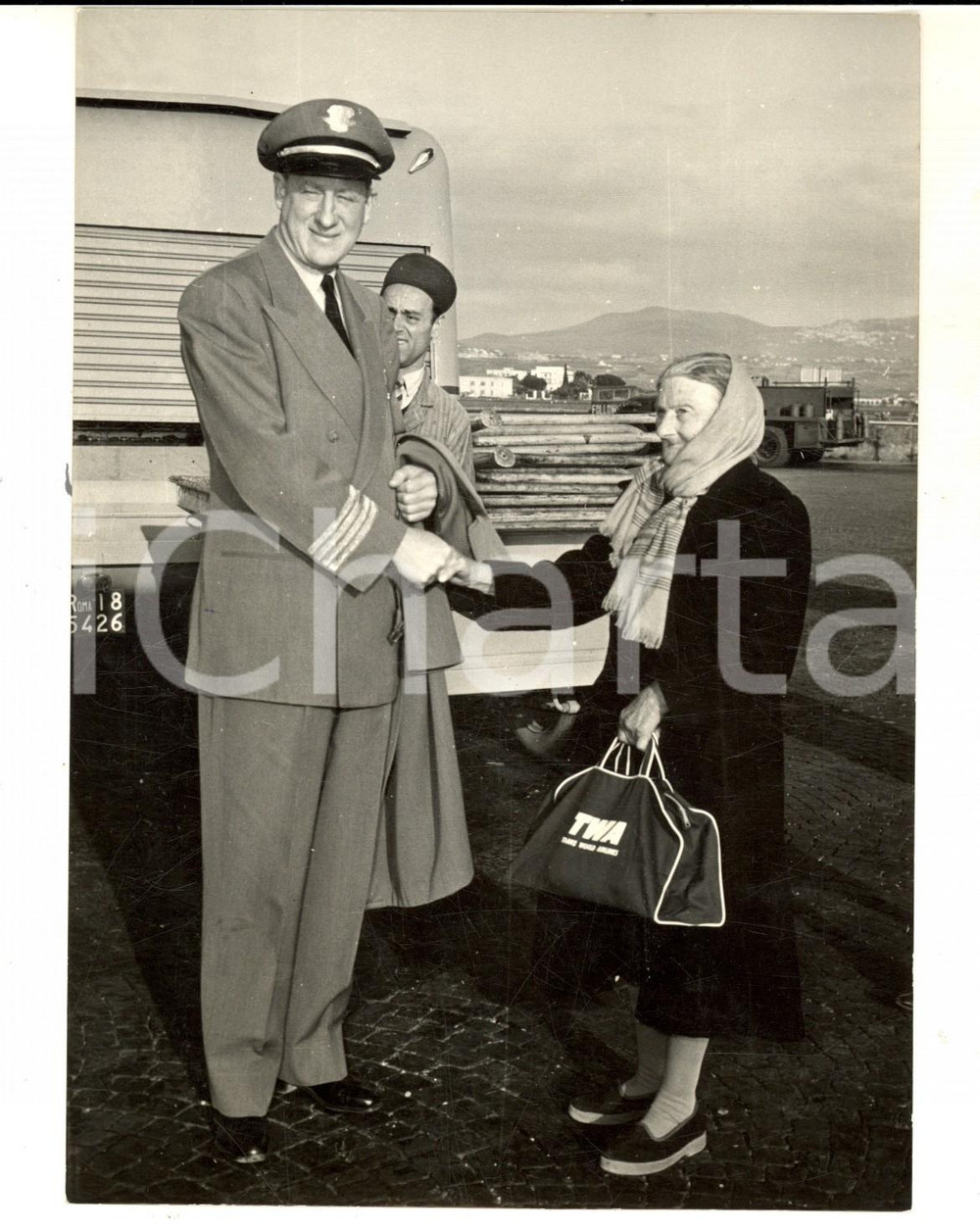 Fotografia d epoca originale 1954 ROMA Rufina PALLADINO prende aereo TWA per riabbracciare i figli Foto 1