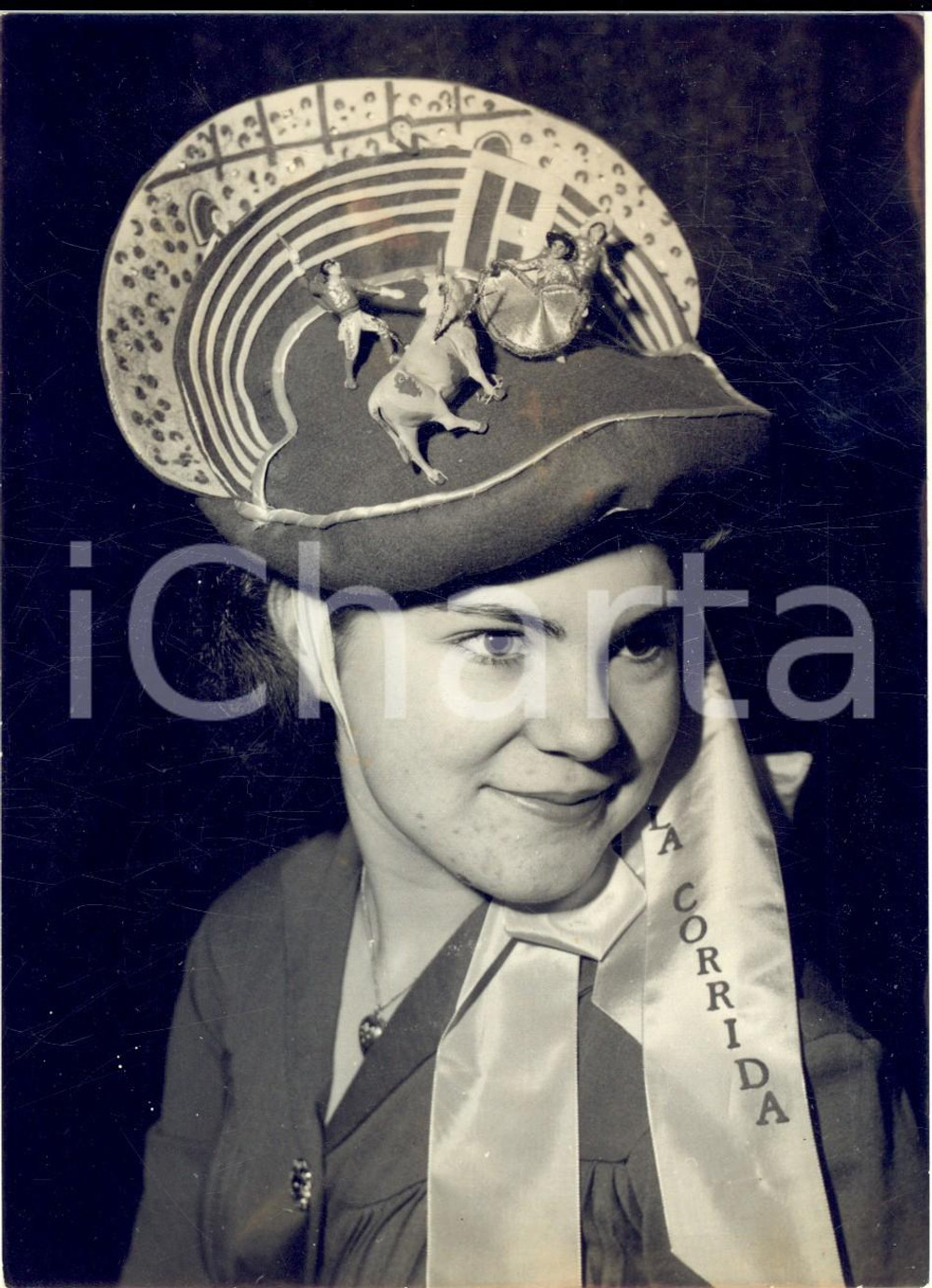1956 MODE PARIS Bonnets de catherinettes en hommage à l'Espagne *Photo