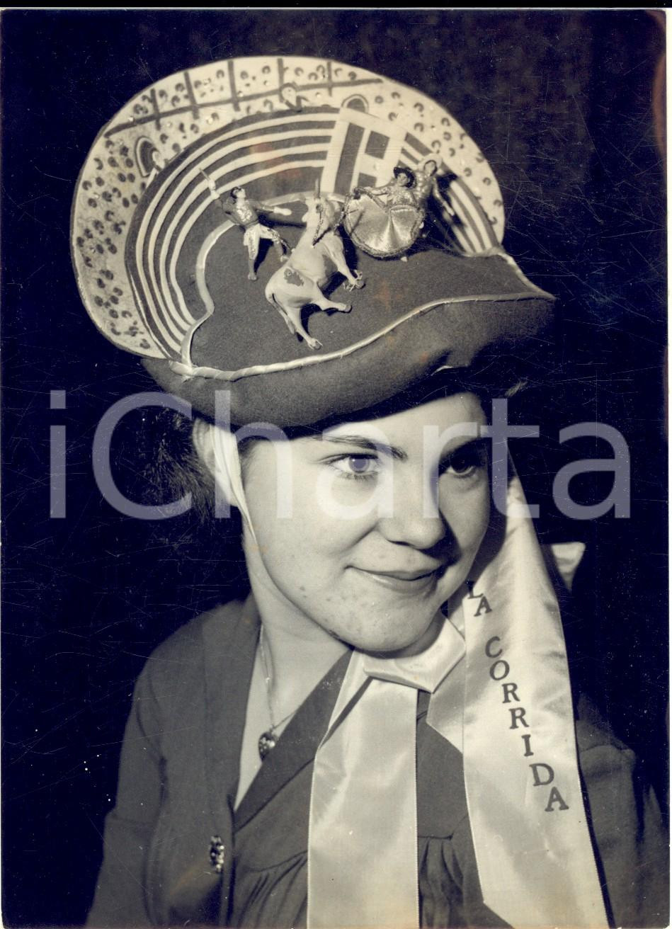 Fotografia d epoca originale 1956 MODE PARIS Bonnets de catherinettes en hommage Ã  l Espagne Photo 1