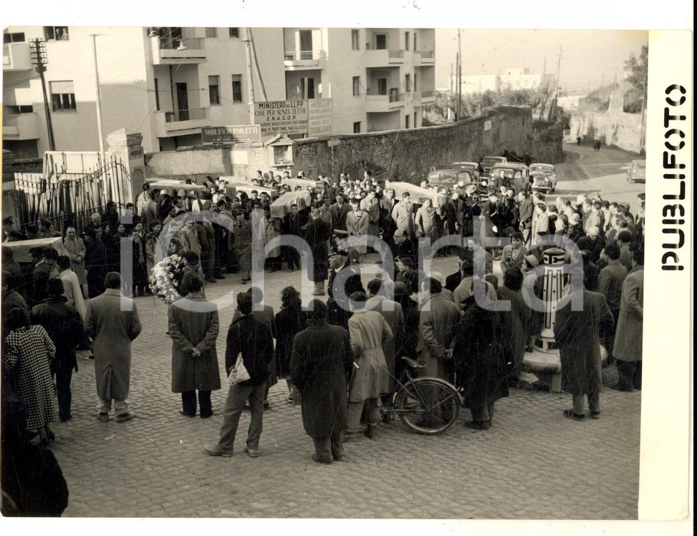 Fotografia d epoca originale 1954 FRASCATI Funerali vittime della fuga di gas al villaggio UNRRA Foto 18x13 1