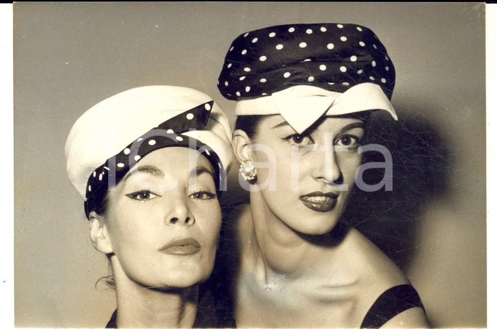 Fotografia d epoca originale 1956 MODA PARIS Cappelli SVEND  Modelli LAMPION e CARAVANNE Foto 15x10 1