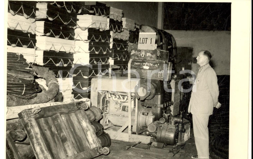Fotografia d epoca originale Ottobre 1953 TRIESTE Asta di materiale navale del Governo Militare Alleato Foto 1