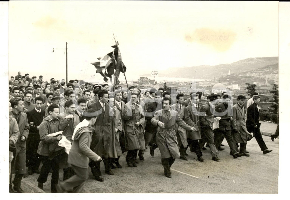 Fotografia d epoca originale Novembre 1953 RIVOLTA DI TRIESTE Studenti manifestano a SAN GIUSTO Foto 1