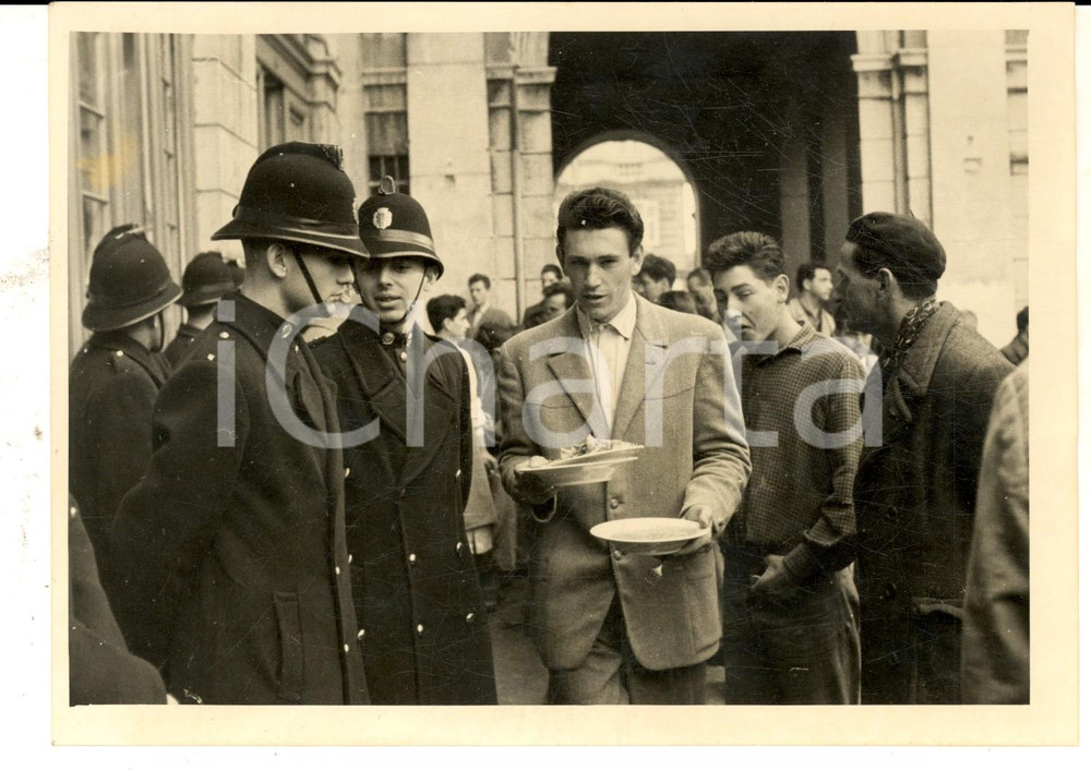 Fotografia d epoca originale 1953 TRIESTE Disoccupati assaltano la mensa del G.M.A. per mangiare gratis Foto 1