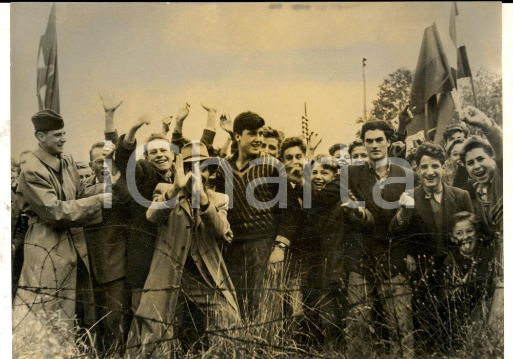 Fotografia d epoca originale Ottobre 1953 GORIZIA Disordini tra italiani e slavi al confine Foto DANNEGGIATA 1