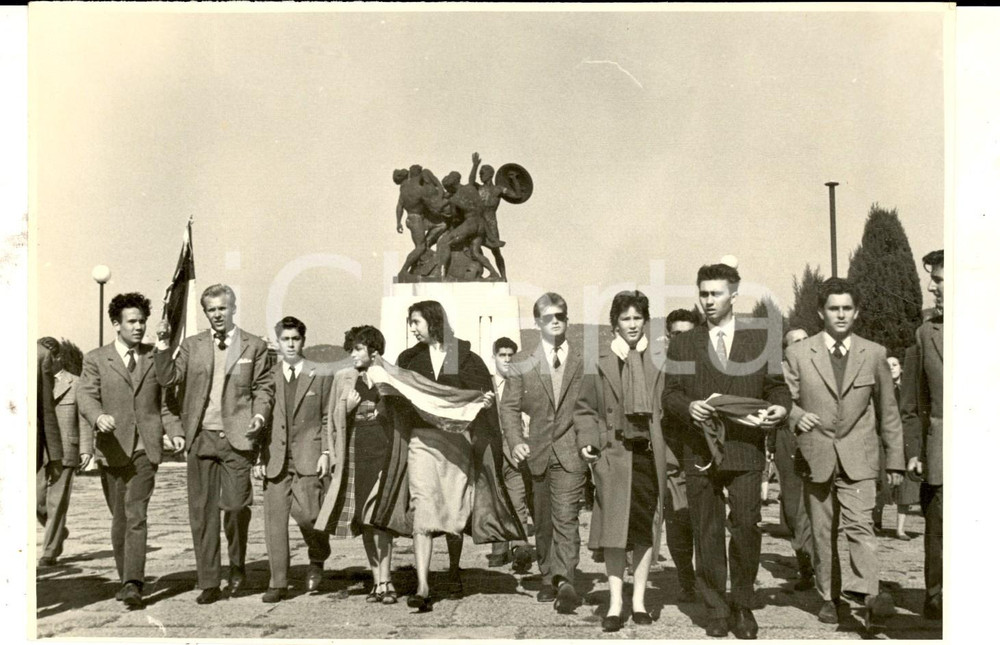 Fotografia d epoca originale 1954 TRIESTE ITALIANA Giovani in corteo con il tricolore Fotografia 18x13 1