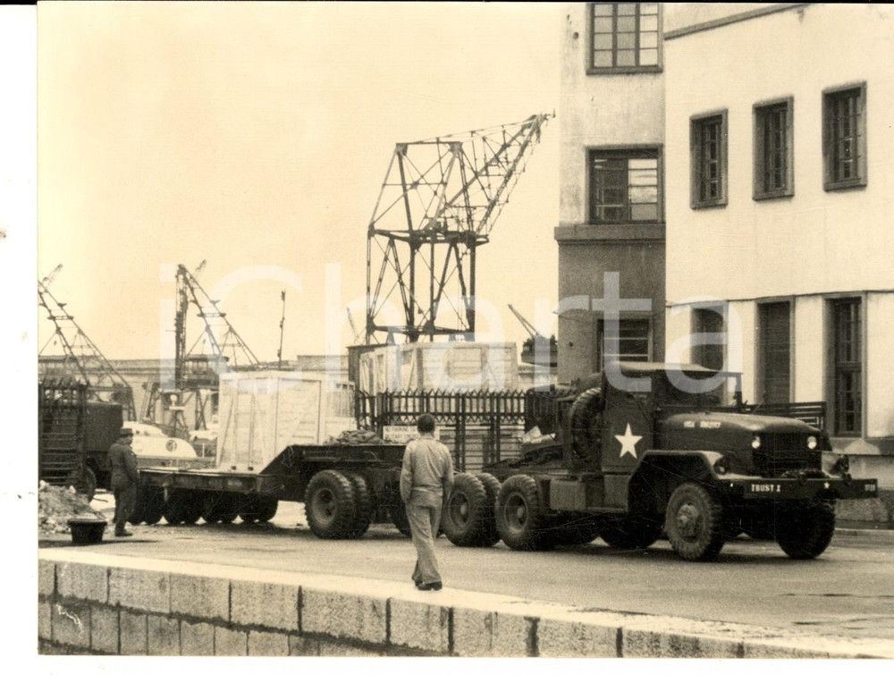 Fotografia d epoca originale 1953 TRIESTE Militari al porto oggetto di contesa con la Jugoslavia Foto 18x13 1