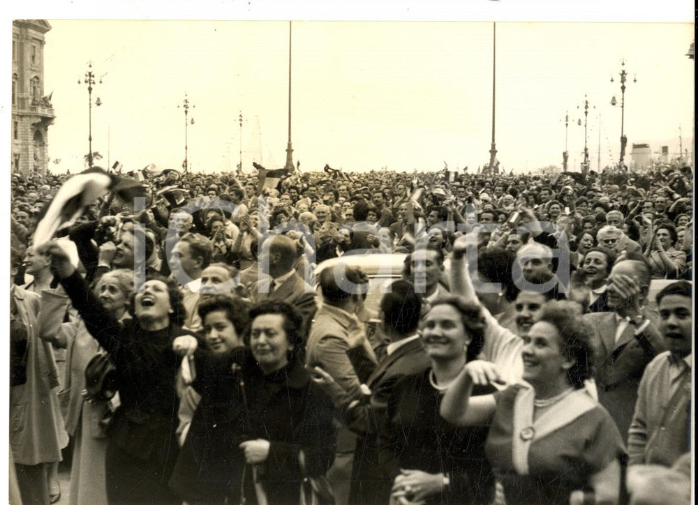 1954 TRIESTE ITALIANA Piazza dell'Unità affollata e in festa *Foto 13x18 cm
