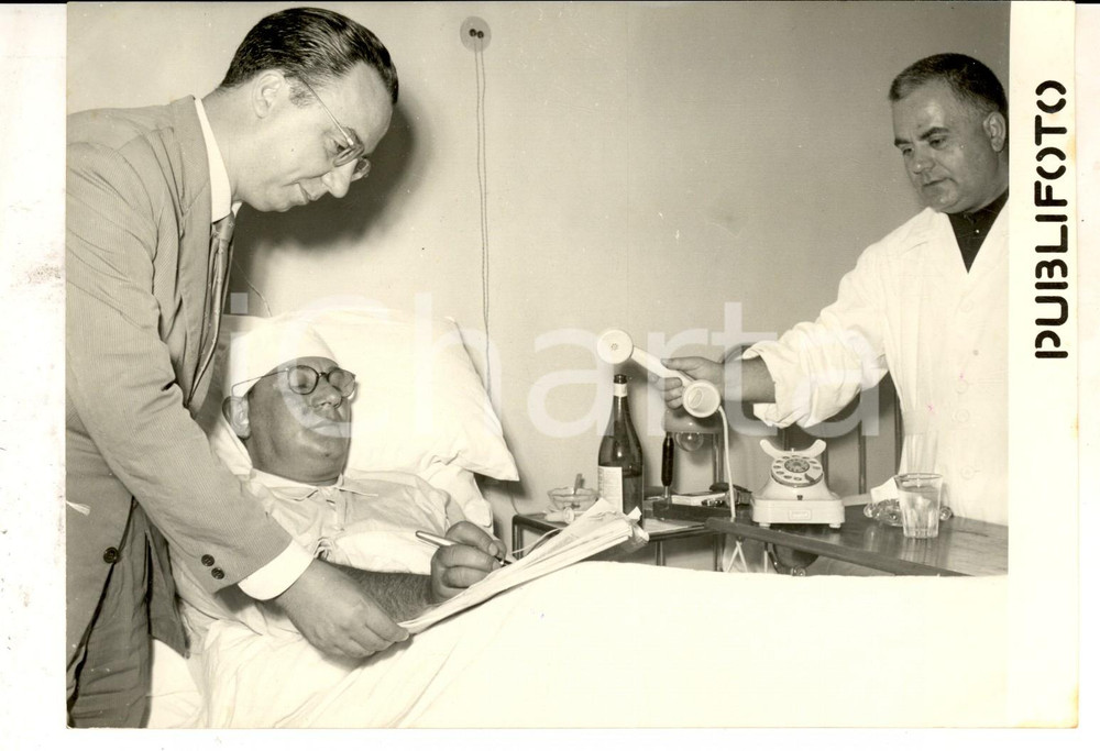 Fotografia d epoca originale 1953 ROMA Ministro Leopoldo RUBINACCI dopo l incidente di Anzio Foto 18x13 cm 1
