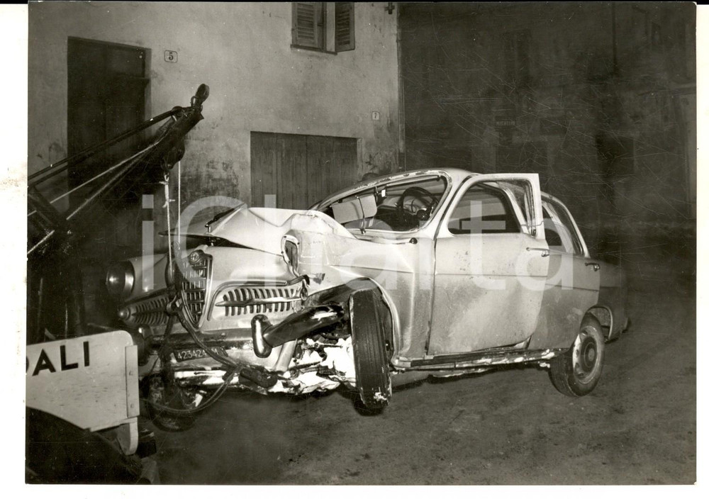 Fotografia d epoca originale 1960 VILLAFRANCA D ASTI Auto del CIRCO DI MOSCA dopo incidente Foto 18x13 1