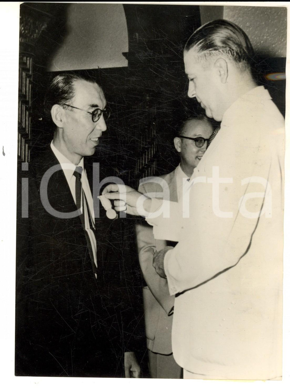 Fotografia d epoca originale 1954 TOKYO Blasco LANZA D AJETA decora presidente Croce Rossa giapponese Foto 1