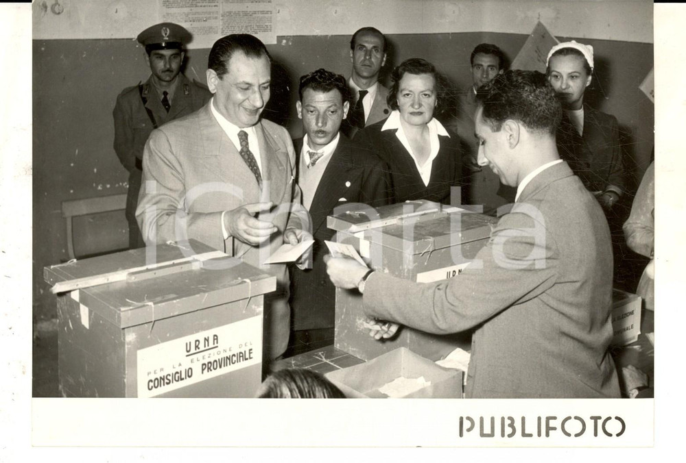 Fotografia d epoca originale 1953 NAPOLI ELEZIONI POLITCHE Leopoldo RUBINACCI alle urne Foto 18x13 cm 1