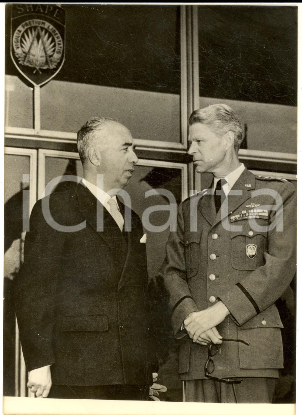 Fotografia d epoca originale 1955 PARIS NATO SHAPE Paolo Emilio TAVIANI con il generale Lauris NORSTAD Foto 1