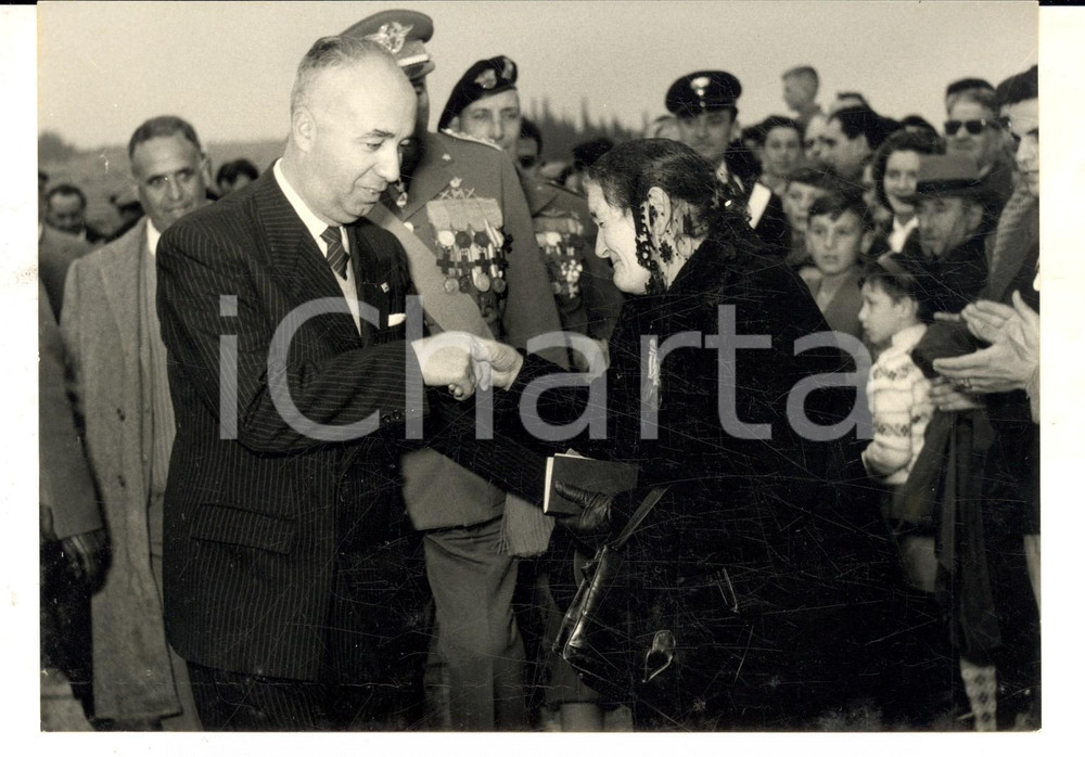 Fotografia d epoca originale 4 Novembre 1957 REDIPUGLIA Paolo Emilio TAVIANI con la vedova di un caduto Foto 1