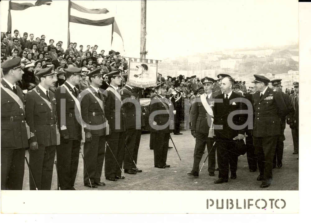 Fotografia d epoca originale 1955 ca NAPOLI Paolo Emilio TAVIANI al battesimo aquilotti Accademia NISIDA Foto 1