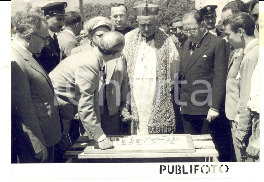 Fotografia d epoca originale 1955 ca PALERMO Franco RESTIVO e mons. RUFFINI con progetto case popolari Foto 1
