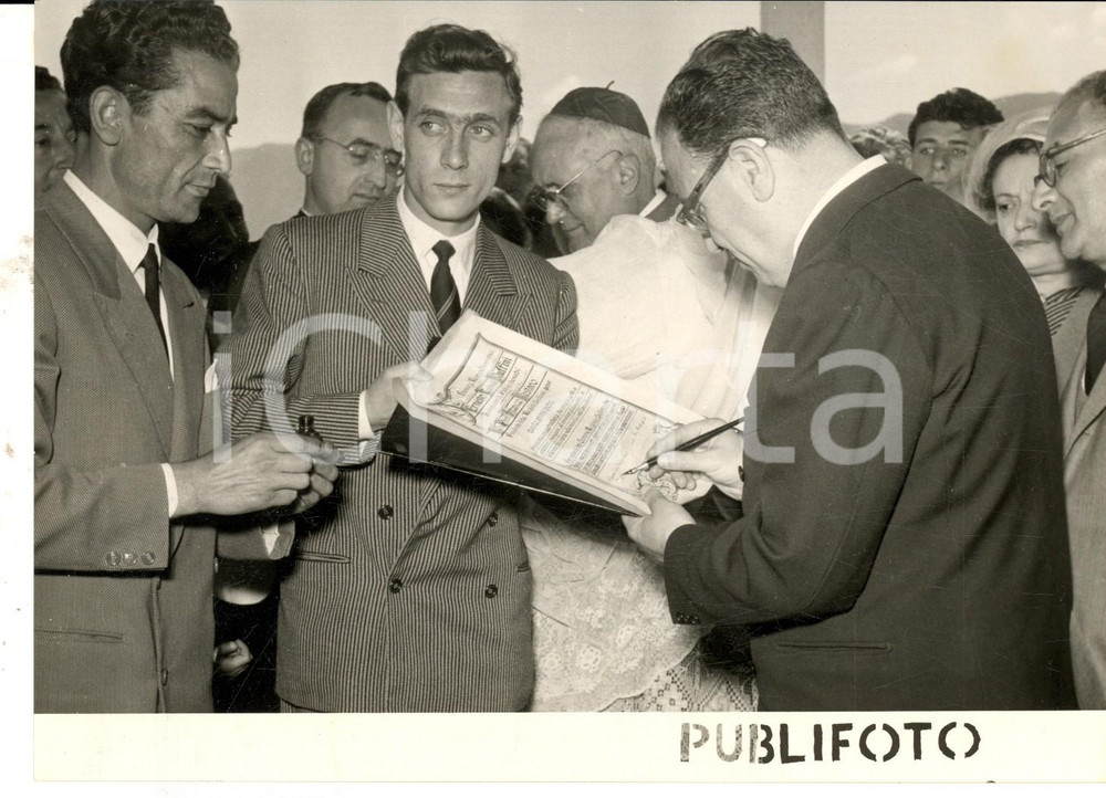 Fotografia d epoca originale 1955 ca PALERMO Franco RESTIVO firma la pergamena pro case popolari Foto 1