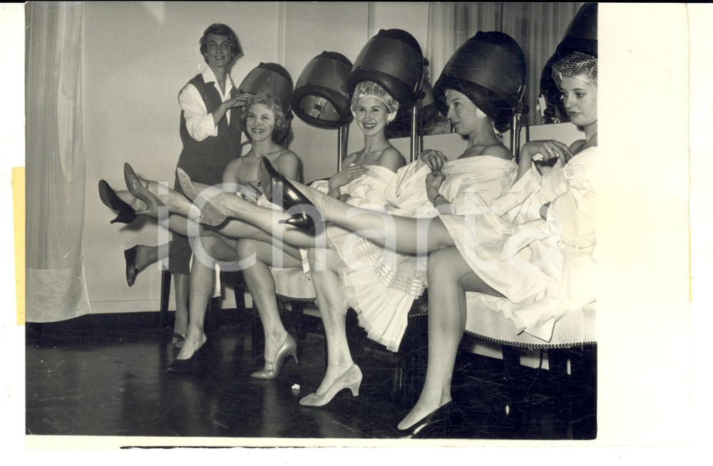 Fotografia d epoca originale 1958 PARIS BLUEBELL GIRLS chez le coiffeur avant le spectacle Photo 18x13 cm 1