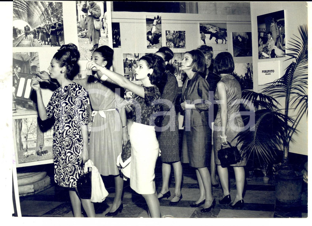 Fotografia d epoca originale 1963 VENEZIA Biennale Fotografia  Modelle in visita Fotografia 18x14 cm 1