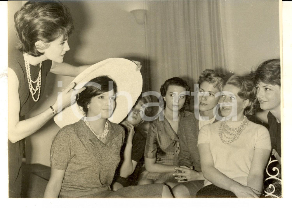Fotografia d epoca originale 1961 MODA PARIS Mlle JENNY insegna postura a modelle Jacques ESTEREL Foto 18x13 1