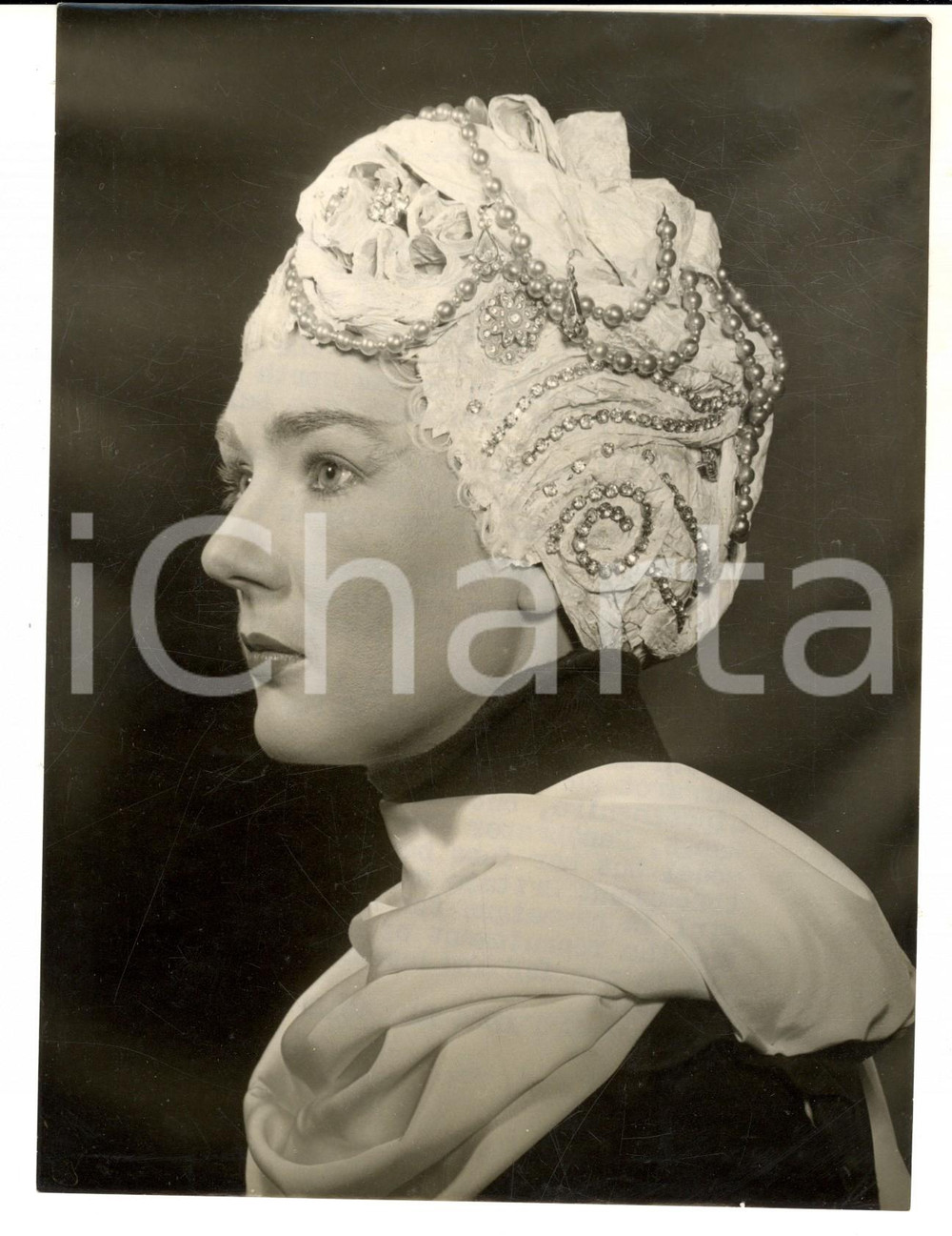Fotografia d epoca originale 1954 LONDON FASHION Margaret HARDISTY wearing a paper hat Photo 14x20 cm 1