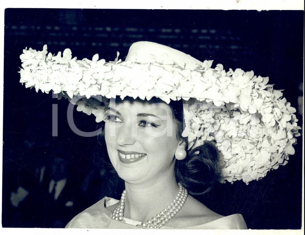 Fotografia d epoca originale 1960 LONDON Mrs Anthony KINSMAN wearing a mexican sombrero for ASCOT Photo 1