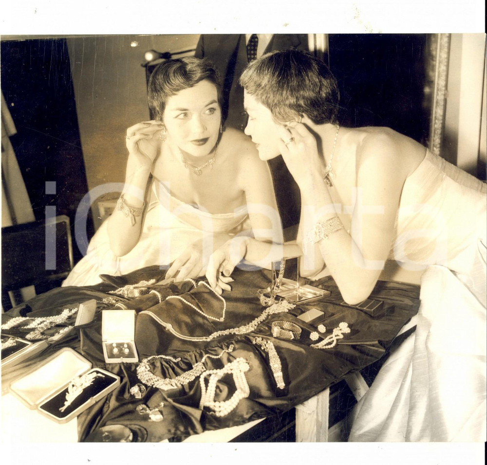 Fotografia d epoca originale 1957 LONDON Cynthia BLACKBURN for the Jewellery Trade Fair Photo 20x15 cm 1
