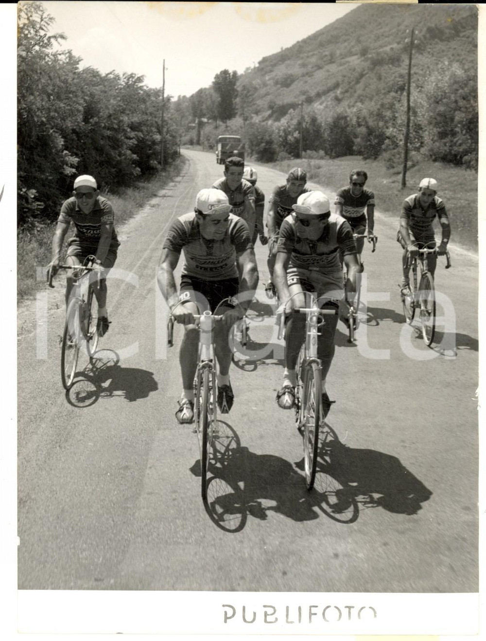 Fotografia d epoca originale 1954 CASTELL ARQUATO CICLISMO Allenamento nazionale DILETTANTI per mondiali Foto 1