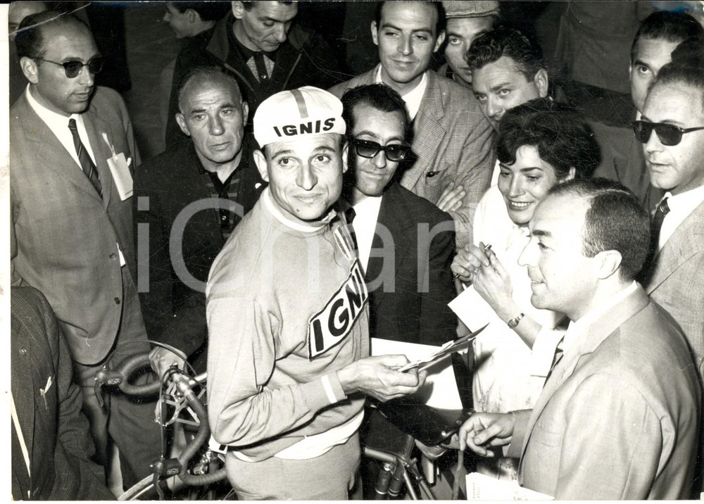 Fotografia d epoca originale 1958 CICLISMO GIRO D ITALIA Ercole BALDINI alla punzonatura Foto 18x13 cm 1