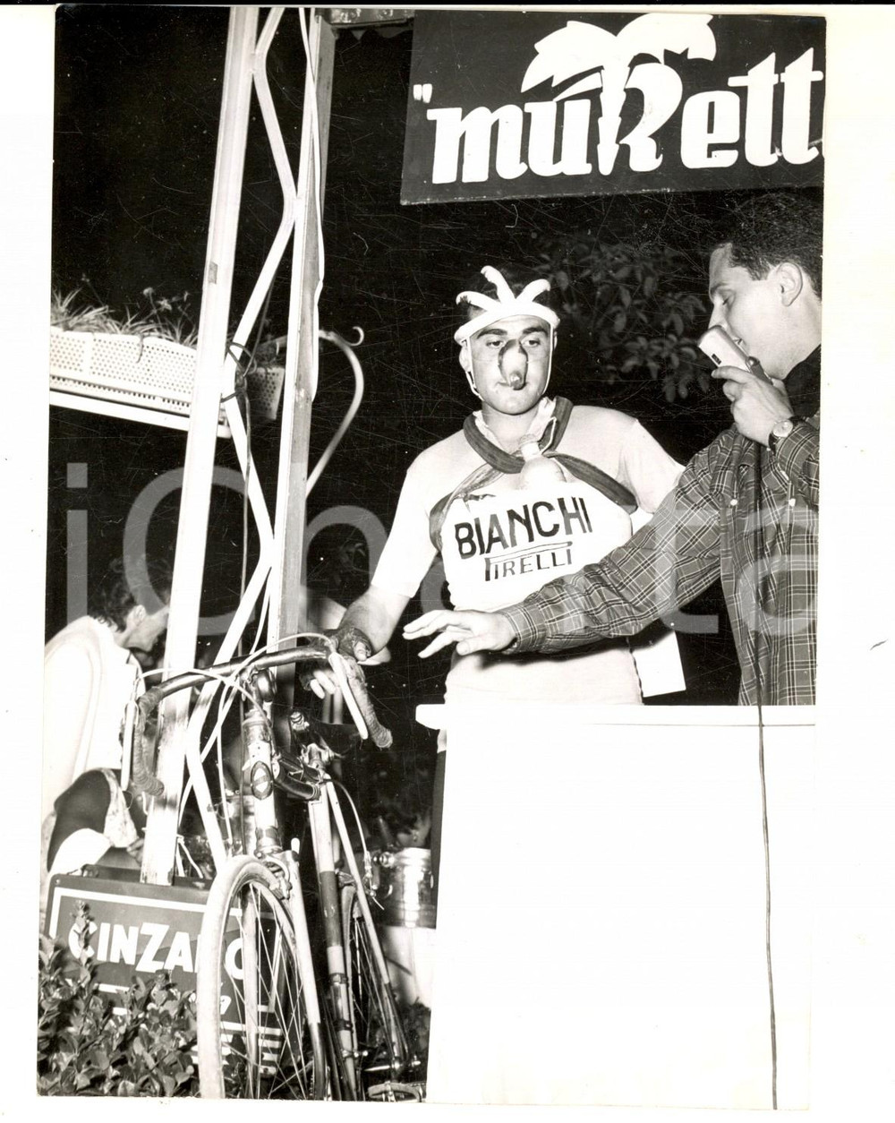 Fotografia d epoca originale 1955 ca ALASSIO Mister Muretto Sergio VACCARI travestito da Fausto COPPI  Foto 1