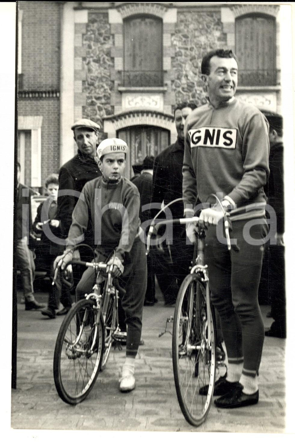 Fotografia d epoca originale 1961 CYCLISME Couse PARISNICE Louison BOBET avec son enfant Photo 14x18 cm 1