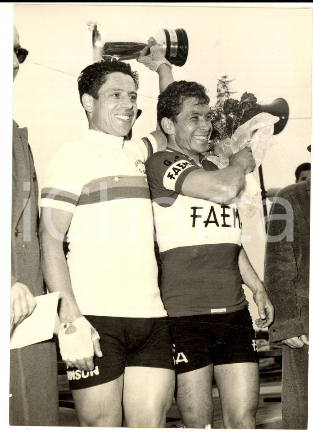 Fotografia d epoca originale 1958 CICLISMO GIRO DI SARDEGNA Il vincitore Antonin ROLLAND Foto 14x18 1