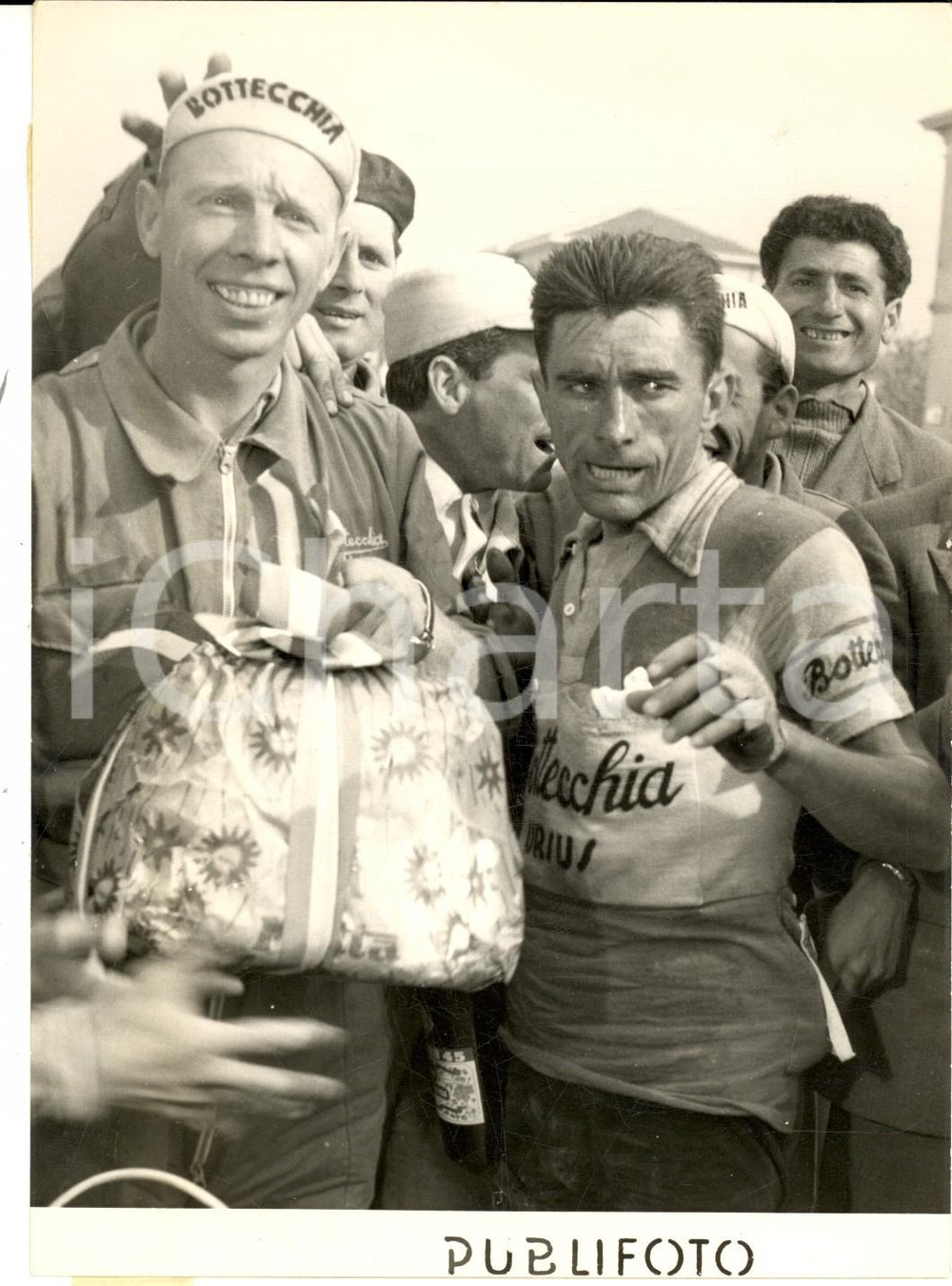Fotografia d epoca originale 1954 CICLISMO GIRO D ITALIA Pietro GIUDICI vince la X tappa Foto 13x18 cm 1