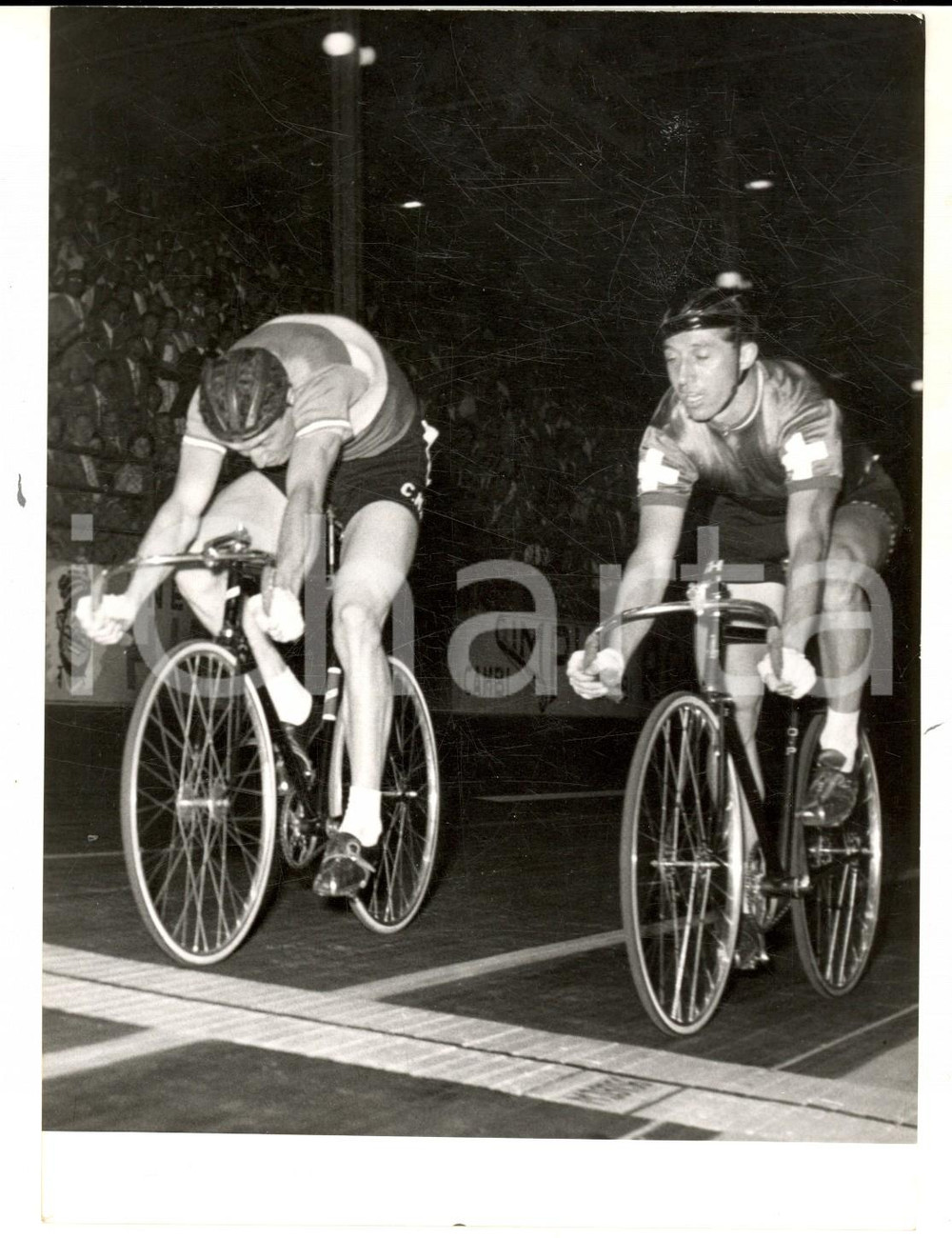 Fotografia d epoca originale 1955 MILANO Mondiali CICLISMO PISTA Romain BELLENGER batte Oscar PLATTNER Foto 1