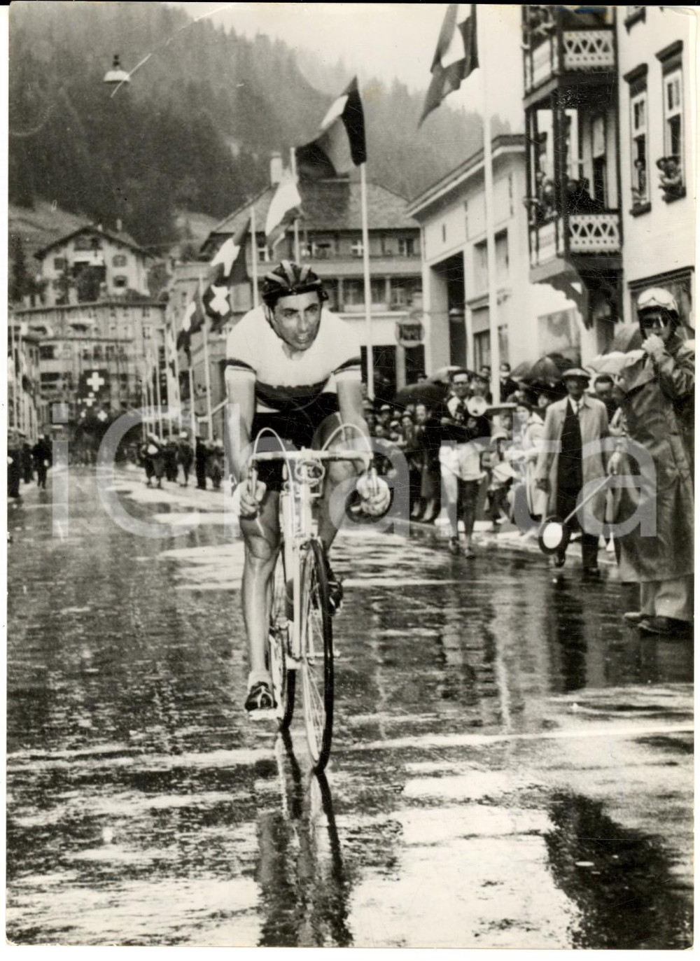 Fotografia d epoca originale 1954 CICLISMO GIRO DELLA SVIZZERA Fausto COPPI vittorioso a DAVOS Foto 14x18 1