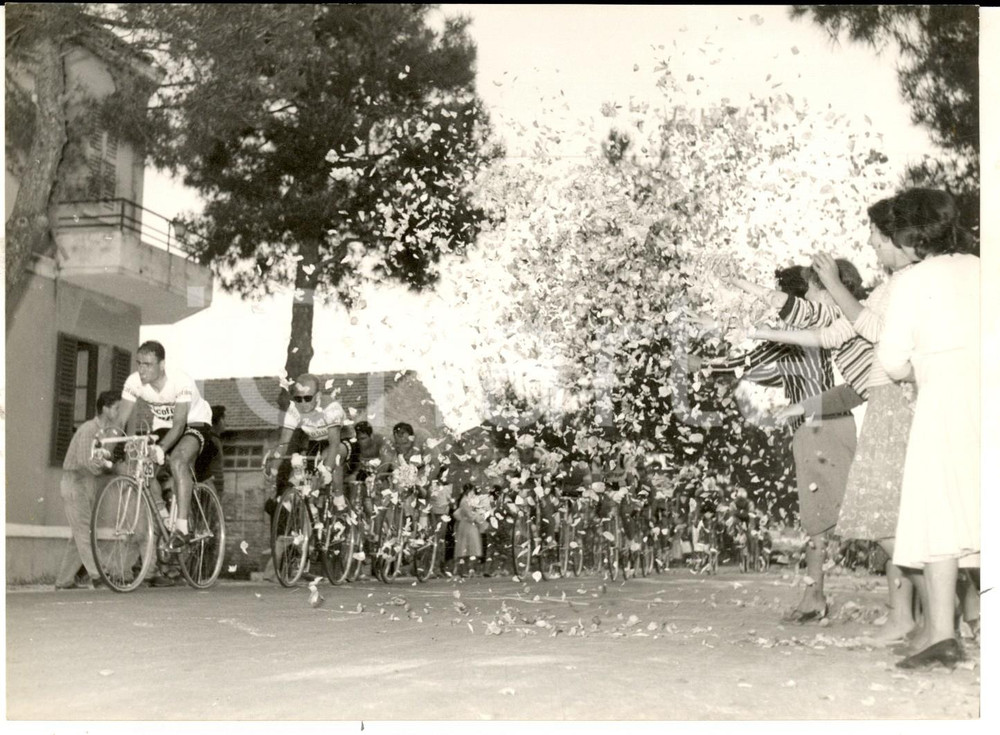 Fotografia d epoca originale 1956 CICLISMO GIRO D ITALIA 9 Tappa  Fiori sui corridori Foto 18x13 cm 1
