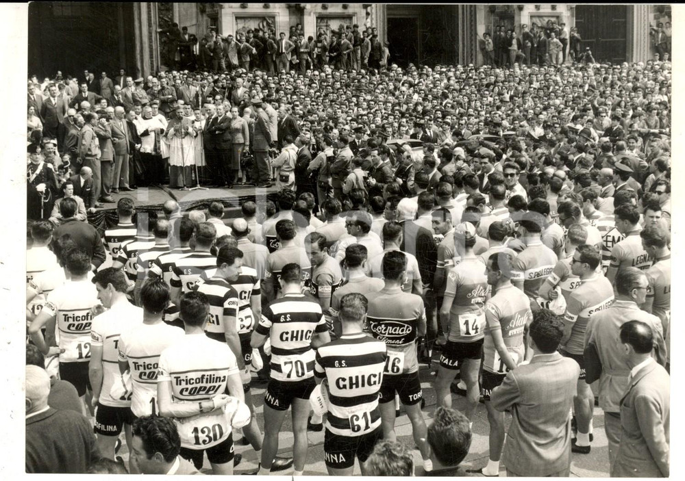 Fotografia d epoca originale 1956 CICLISMO GIRO D ITALIA MILANO Mons. MONTINI benedice le squadre Foto 1