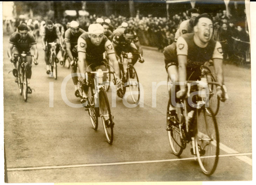 1956 CYCLISME PARIS-TOURS Arrivée d'Albert BOUVET gagnant la course *Photo 18x14