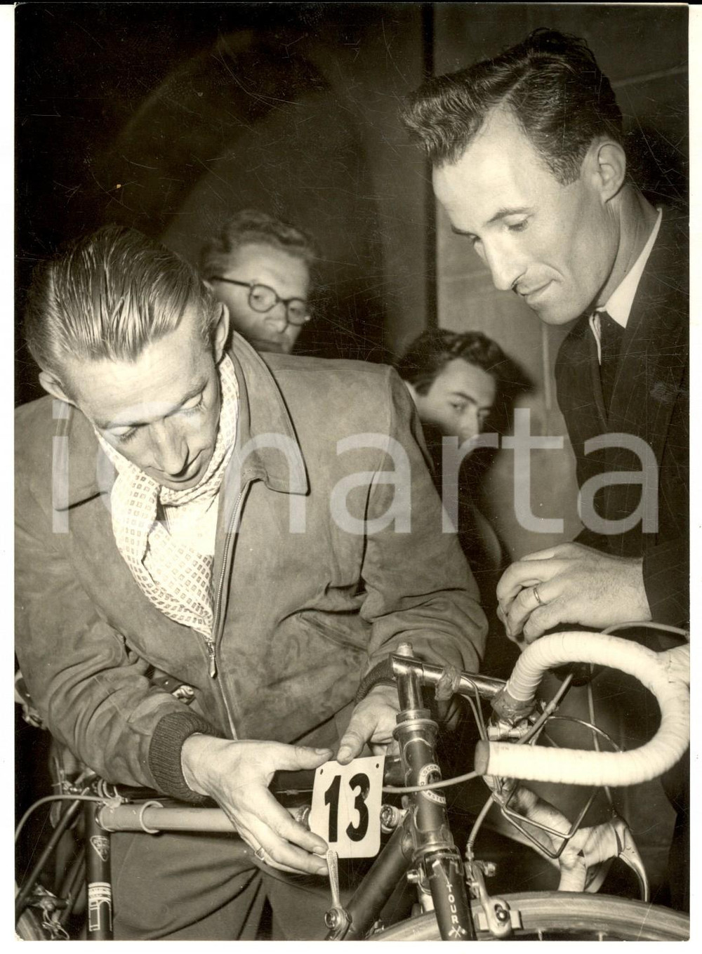 Fotografia d epoca originale 1956 CICLISMO TOUR DE SUISSE Wout WAGTMANS alla punzonatura Foto 14x18 cm 1